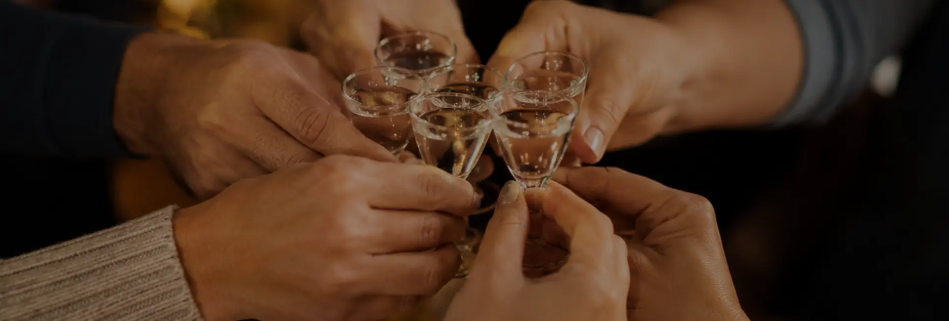 Mit Schnaps anstoßen