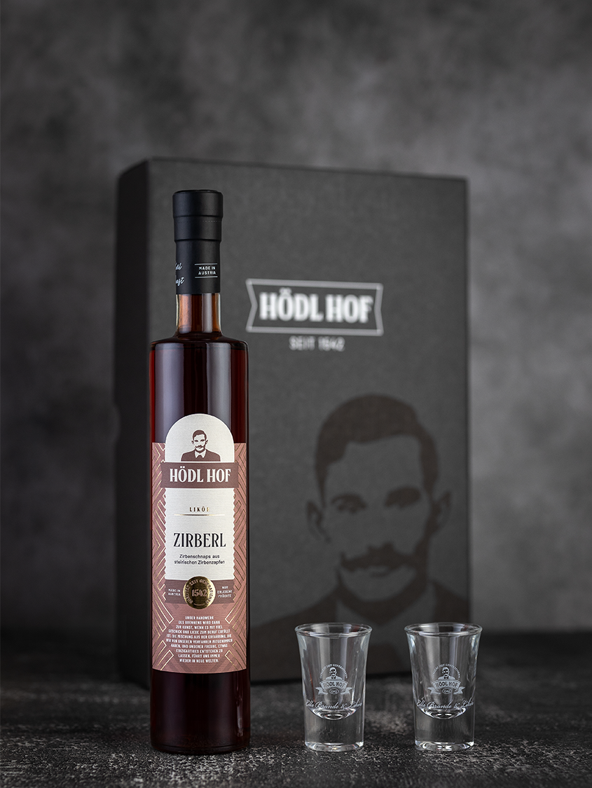 Hödl Hof Zirbenschnaps Geschenk Set | Zirberl Set | Flasche + 2 Stamperl | 25% Vol.