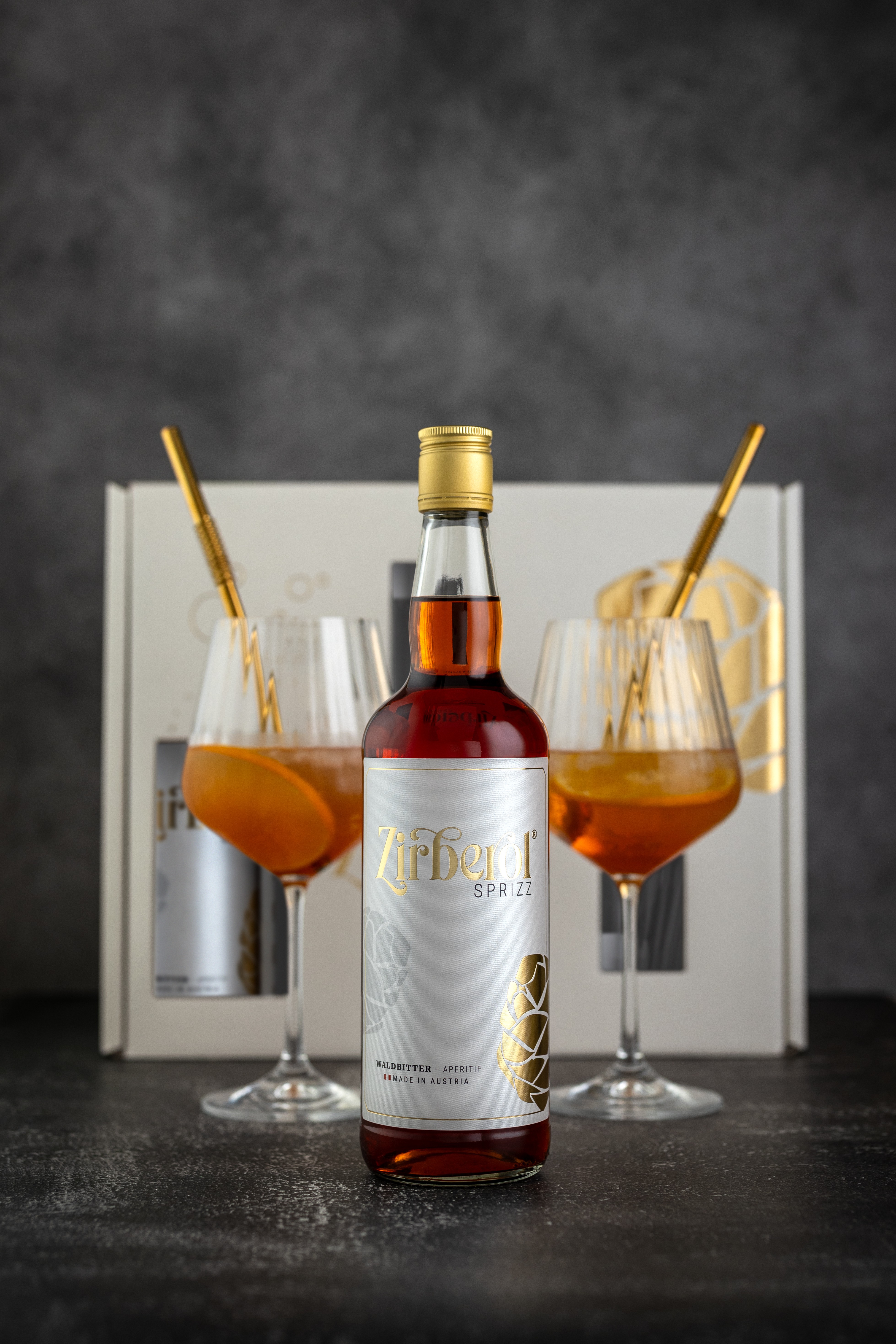 Zirberol Sprizz Geschenkset 0,7l + 2 Aperitifgläser Zirberol Sprizz Geschenkset 0,7l + 2 Aperitifgläser